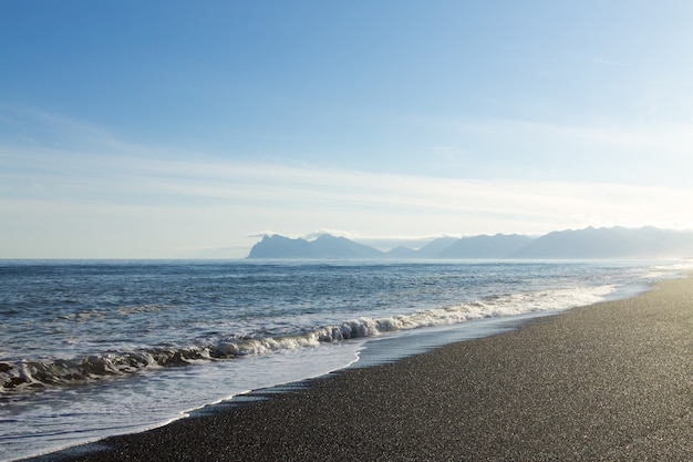 Paisaje de playa de lava de Hvalnes, hito del este de Islandia