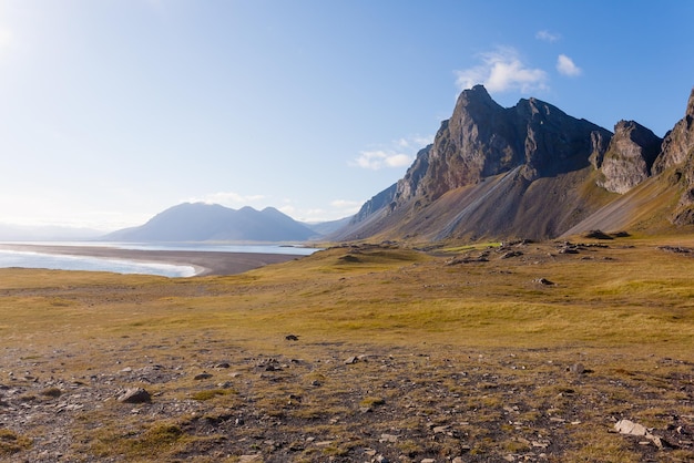 Paisaje de la playa de lava de Hvalnes en el este de Islandia