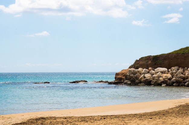 Paisaje de playa y mar. Hermosa costa con arena