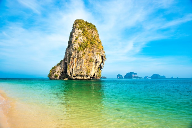 Paisaje de playa con mar tropical cerca de la playa de arena y la isla rocosa Playa Railay Ao Nang Krabi Tailandia