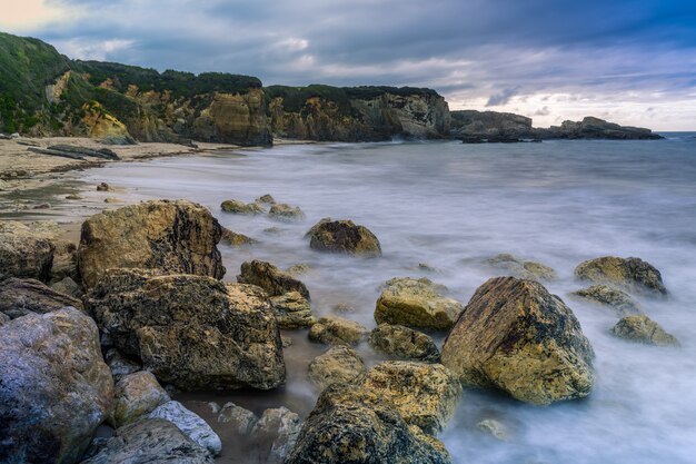 Paisaje de la playa de Mexota en Asturias, España