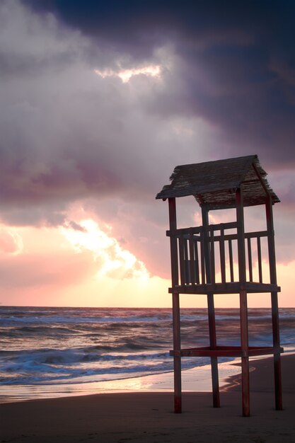 Paisaje de playa con mirador de madera.