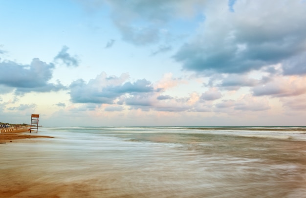 Paisaje de playa con mirador de madera.