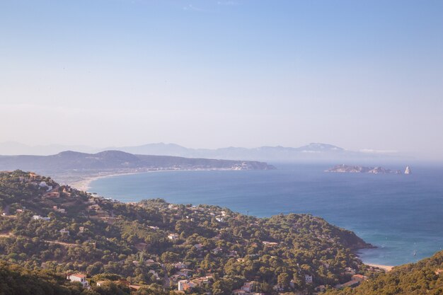 Foto paisaje de playa, montaña y costa en europa