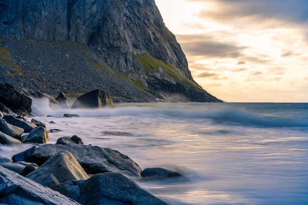 Paisaje con playa y montaña Kvalvika, Lofoten, Noruega