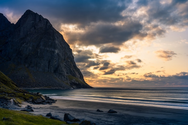 Paisaje con playa y montaña Kvalvika, Lofoten, Noruega