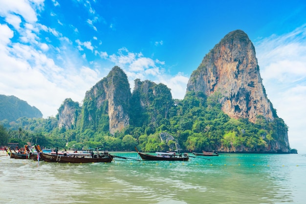 Paisaje de playa y montaña rocosa en summerKrabi Tailandia