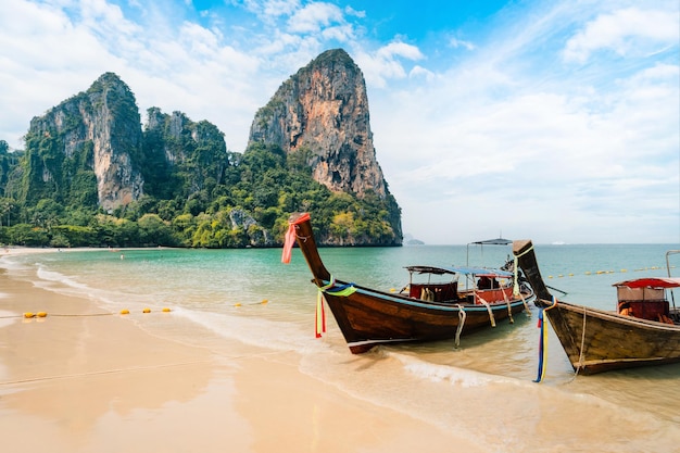 Paisaje de playa y montaña rocosa en summerKrabi Tailandia