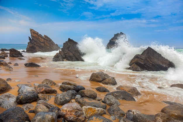 Paisaje de playa oceánica Grandes olas rompiendo en la orilla con rocas Portugal European travel