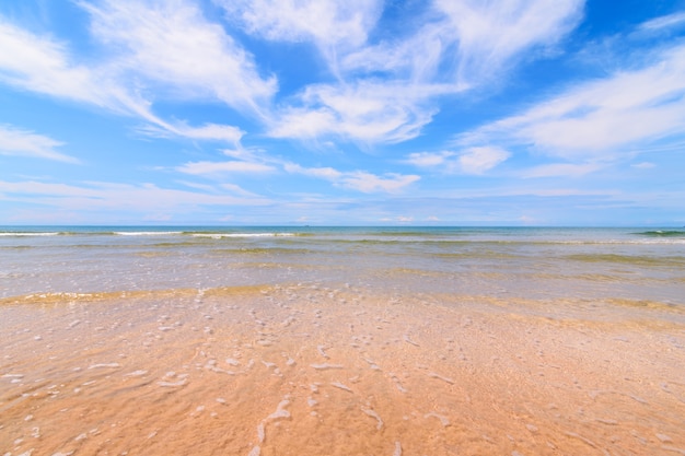 Paisaje de la playa, una playa tropical salvaje en la parte sur de Tailandia en un día soleado.