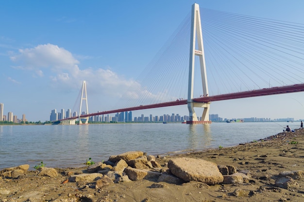 Foto paisaje de la playa del río wuhan y el puente del río yangtze