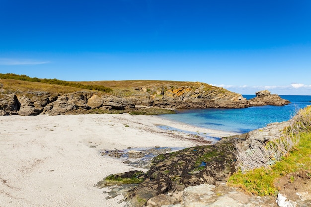 Paisaje de playa de rocas acantilados costas en Belle Ile en Mer en el punto de los potros en Morbihan