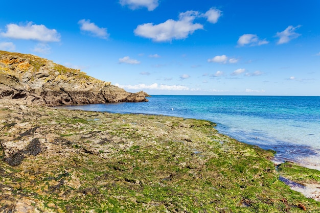 Paisaje playa rocas acantilados costas en Belle Ile en Mer en el punto de potros en Morbihan