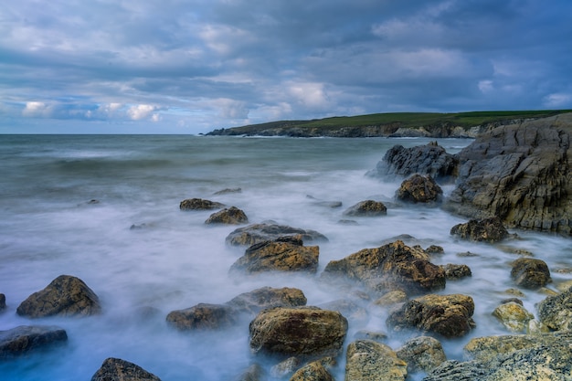 Paisaje de la playa de Serantes con rocas y agua de mar en Asturias, España