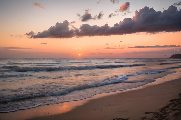 Un paisaje de una playa serena al atardecer con arena dorada olas suaves y un cielo de colores pastel