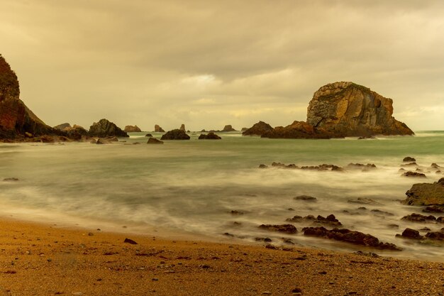 Paisaje de playa del silencio en la costa asturiana