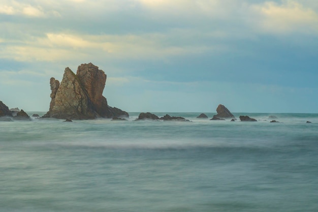 Paisaje de playa del silencio en la costa asturiana