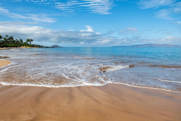 Paisaje de playa tranquila. Fondo de Hawaii, paraíso tropical hawaiano.