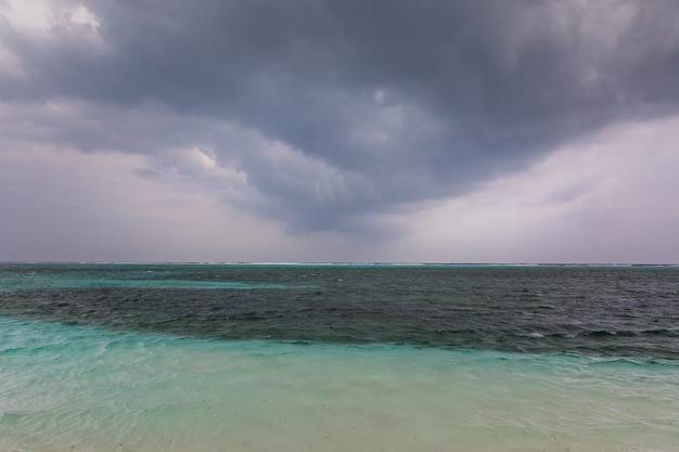 Paisaje de una playa tropical en un día nublado