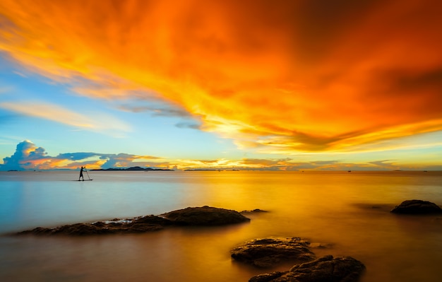Foto paisaje de la playa tropical de la isla del paraíso en la puesta del sol en pattaya, tailandia.