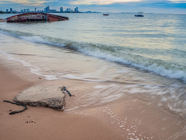 El paisaje de playas con el mar y el barco se estrella, Pattaya Tailandia.