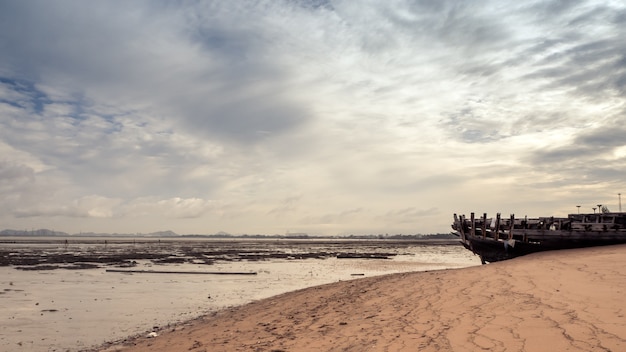 El paisaje de playas con el mar y el barco se estrella, Pattaya Tailandia.