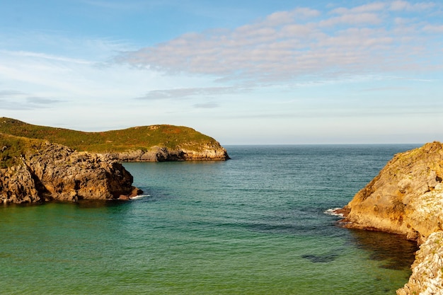 Paisaje de poo beach en la costa asturiana