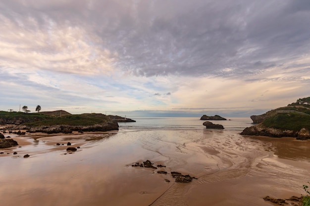 Paisaje de poo beach en la costa asturiana