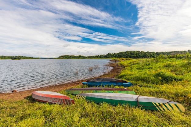 Paisaje de la presa de Chulaporn, provincia de Chaiyaphum, Tailandia.