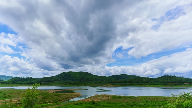 Paisaje de la presa de Pranburi en un hermoso día con el fondo de la montaña Tanao Si