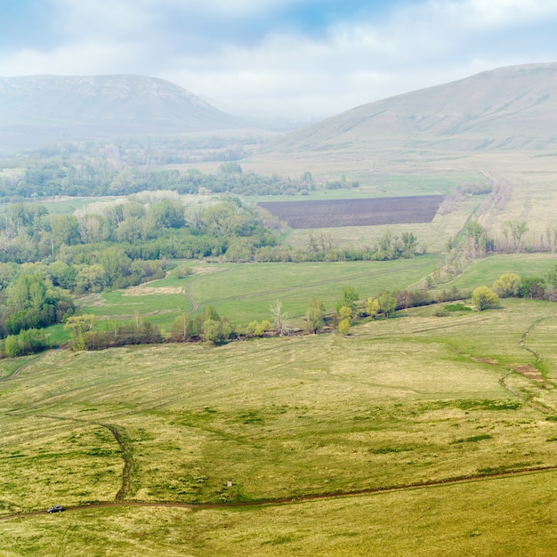 Paisaje primaveral con campo arado en el valle de la montaña cerca de la aldea de Andreevka Rusia