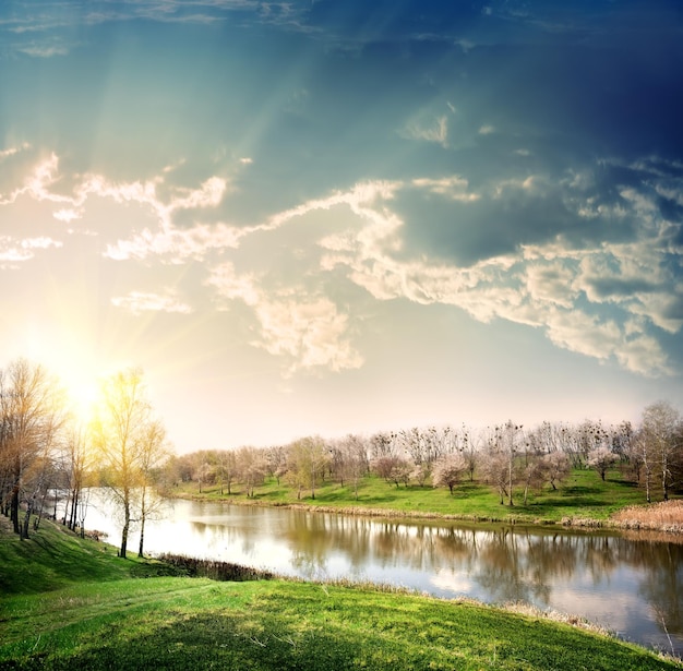 Paisaje primaveral con el río y el sol.