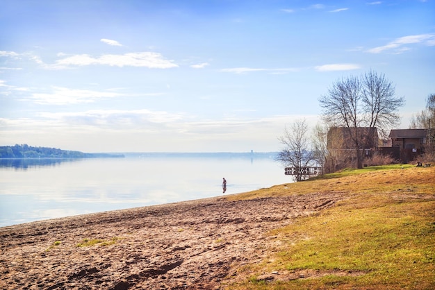 Paisaje primaveral río Volga y región de natación Kineshma Ivanovo