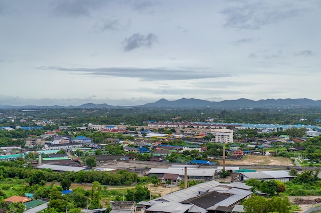 Paisaje de la provincia de Chonburi de la ciudad de Tailandia Pattaya desde la vista de drones al cielo abierto con la luz del día