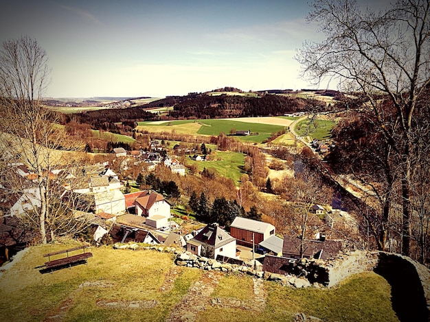 Paisaje del pueblo contra el cielo en Blankenberg