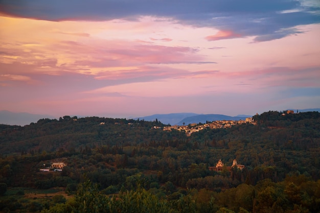 Paisaje con un pueblo griego lejano al atardecer