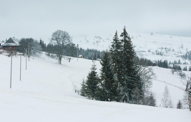 Paisaje de pueblo de montaña de invierno temprano en la mañana