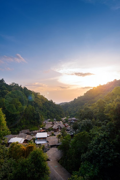 Paisaje del pueblo de montaña de Mae Kampong en el bosque profundo al atardecer Chiang Mai Tailandia