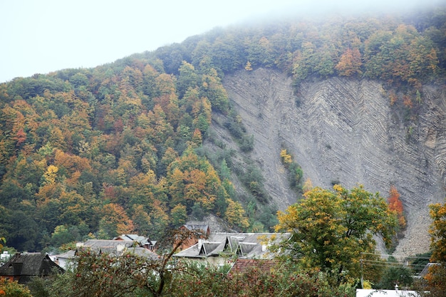 Paisaje de pueblo en las montañas