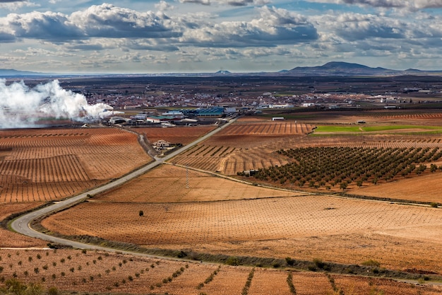 Foto paisaje con pueblo de mora, en la provincia de toledo, españa