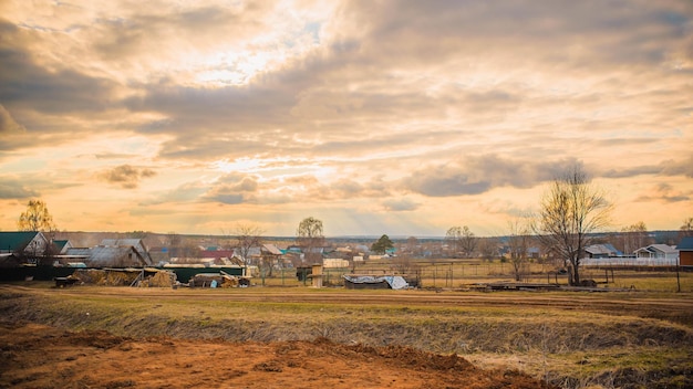 paisaje de pueblo ruso al atardecer