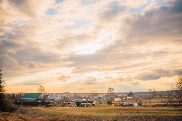 paisaje de pueblo ruso al atardecer