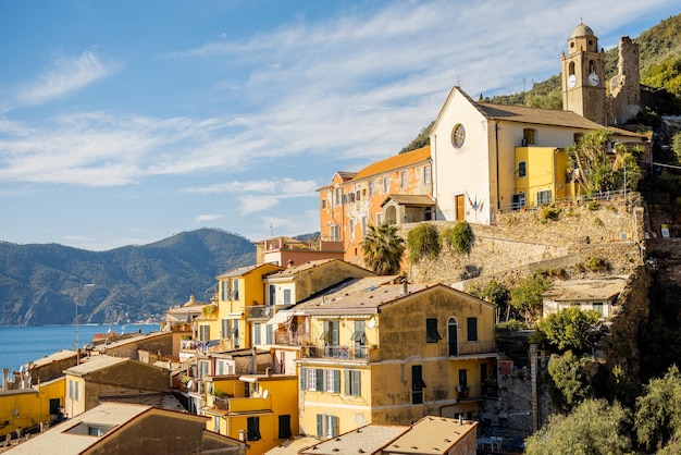 Paisaje del pueblo de Vernazza en la costa en el noroeste de Italia