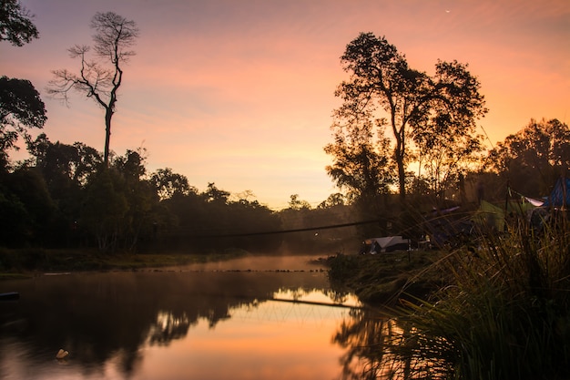 Paisaje del puente colgante en el tiempo de la mañana, en el Parque Nacional Khao Yai, Tailandia