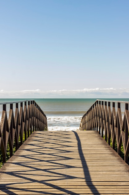 Paisaje. Puente de cubierta sobre la arena de la playa