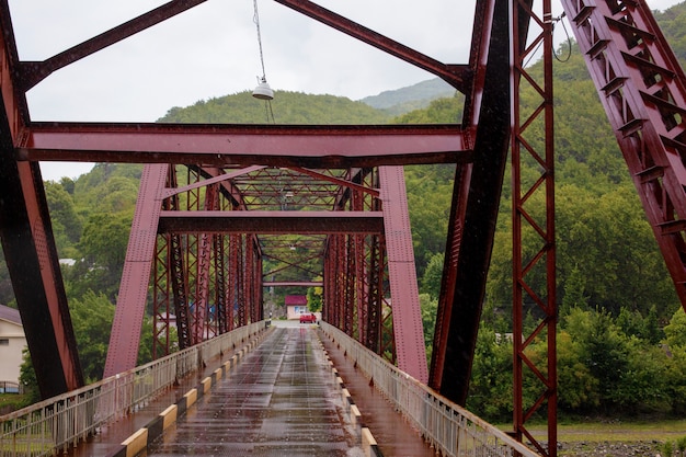 Foto paisaje del puente de hierro en las montañas de abjasia