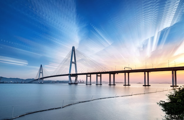 Paisaje del puente sobre el mar al atardecer.