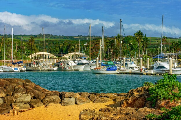 Foto paisaje del puerto de haleiwa con montaña y fondo de cielo azul en la ciudad de haleiwa en la costa norte de la isla de oahu, hawai