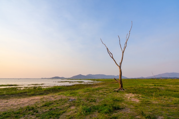 Paisaje puesta de sol en Bang Phra embalse, sriracha chon buri, Tailandia