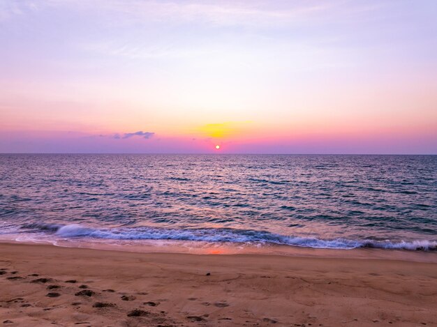 Foto paisaje puesta de sol cielo naturaleza hermosa luz puesta de sol o amanecer sobre la superficie del mar